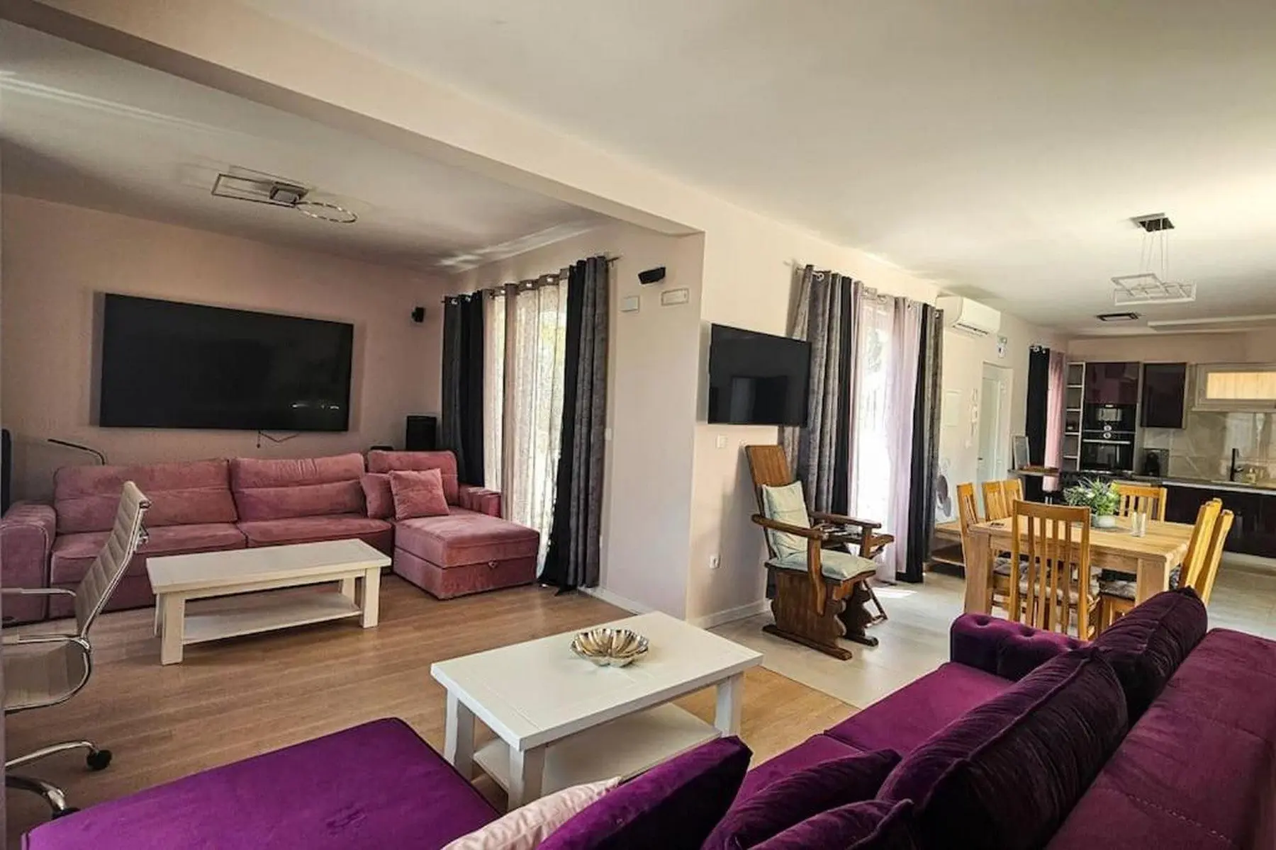 579444350 Villa Aurora