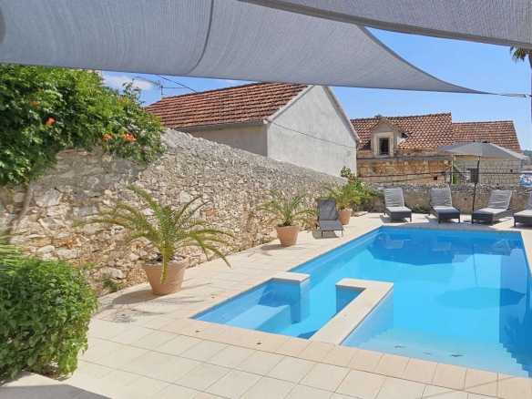 Beautiful Stone Villa, Island Bra