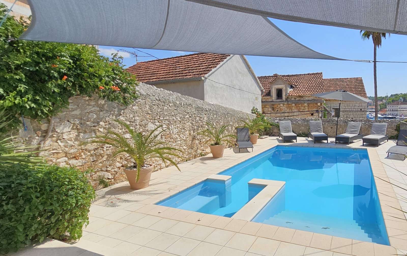 Beautiful Stone Villa, Island Bra