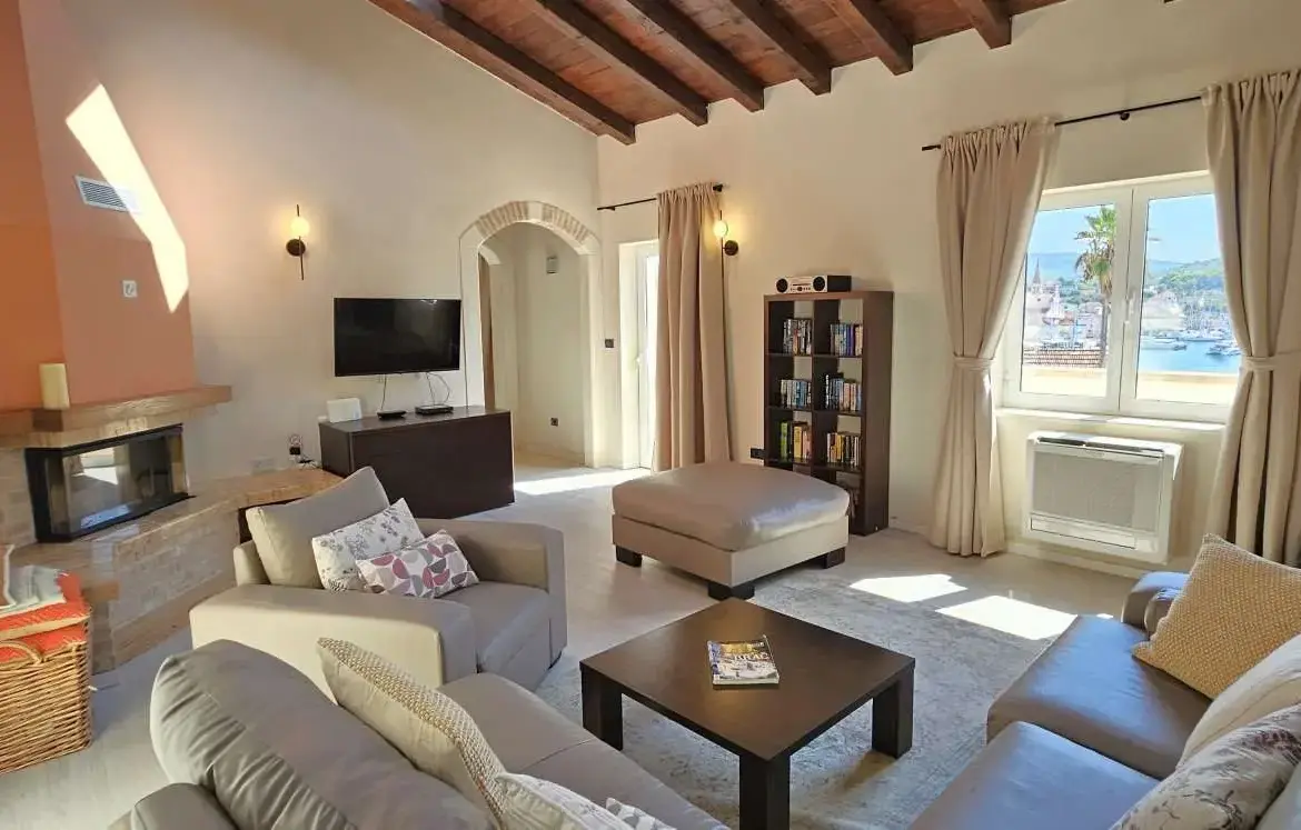 Beautiful Stone Villa, Island Bra