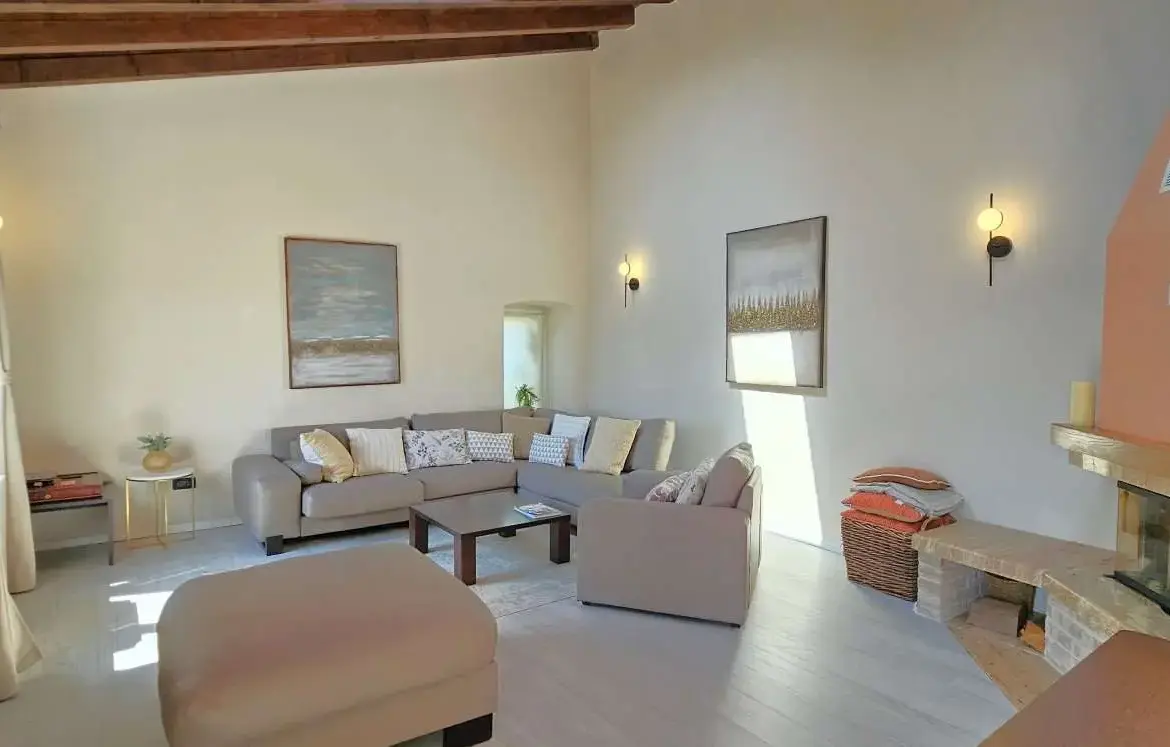 Beautiful Stone Villa, Island Bra
