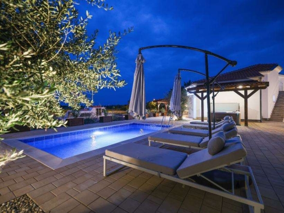 Detached Villa, Nin