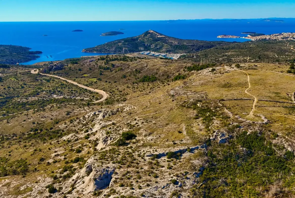 Building plot with open sea view