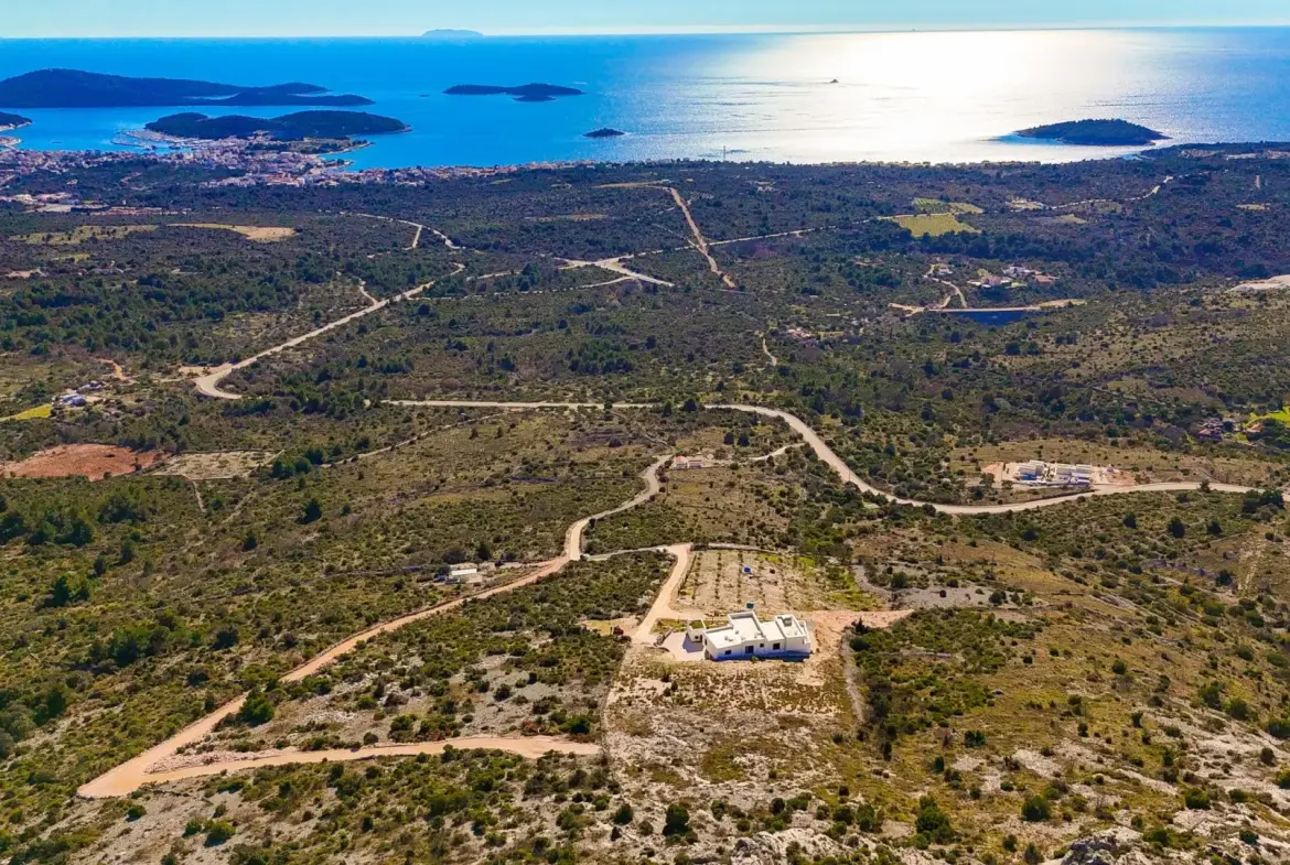 Building plot with open sea view