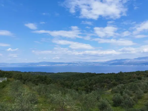 Plot with panoramic sea view on Brač