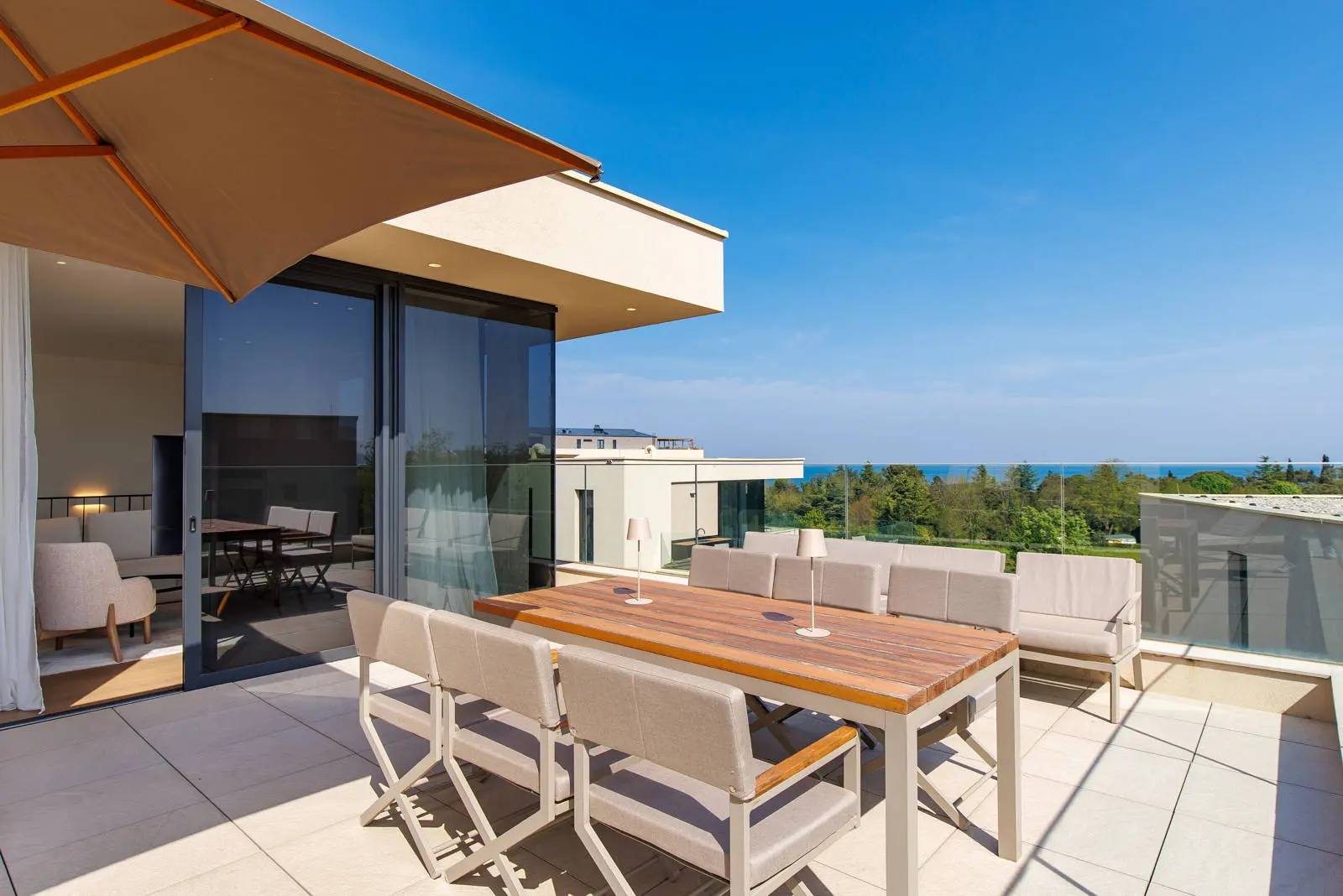 Elegant designer villa in upscale “golf resort”, walking distance to the sea