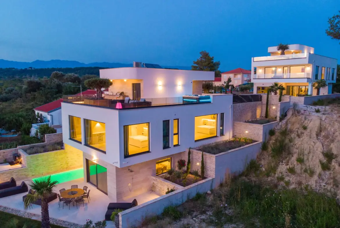 Discover Understated Luxury in Ražanac—Impeccable 2020 Dalmatian Coast Residence with 560 m², 10 Rooms, 4 Beds & 5 Baths Near Zadar Beaches and Marinas