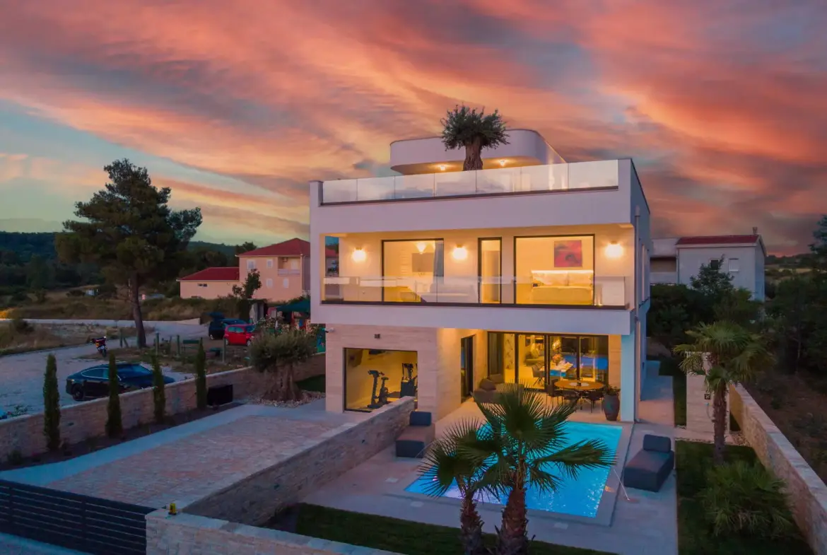 Discover Understated Luxury in Ražanac—Impeccable 2020 Dalmatian Coast Residence with 560 m², 10 Rooms, 4 Beds & 5 Baths Near Zadar Beaches and Marinas