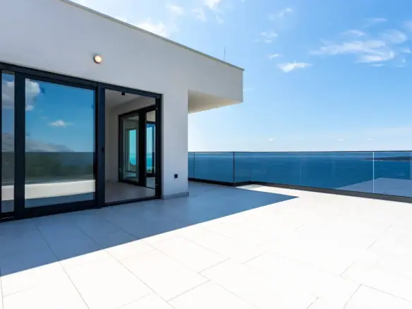 Exclusive new building with fantastic panoramic sea views