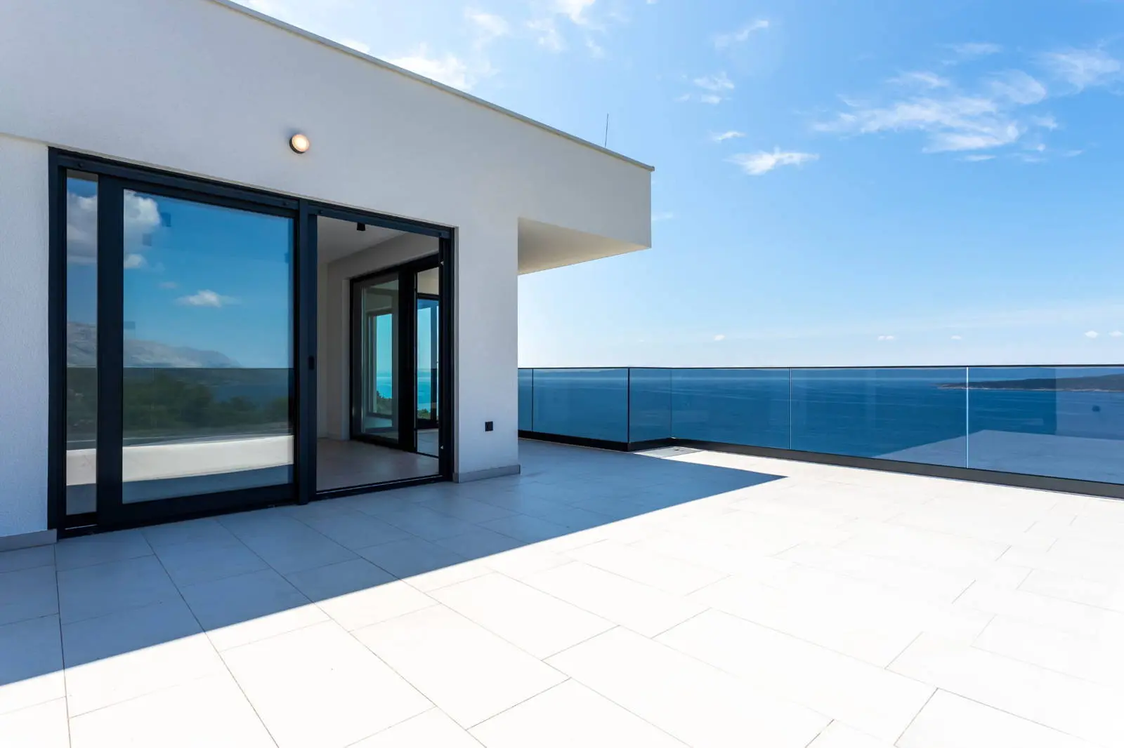 Exclusive new building with fantastic panoramic sea views