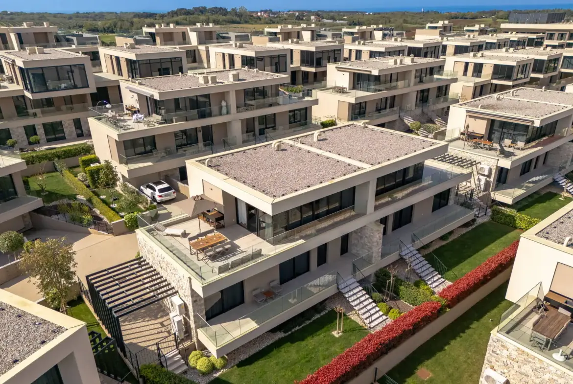 Elegant designer villa in upscale “golf resort”, walking distance to the sea