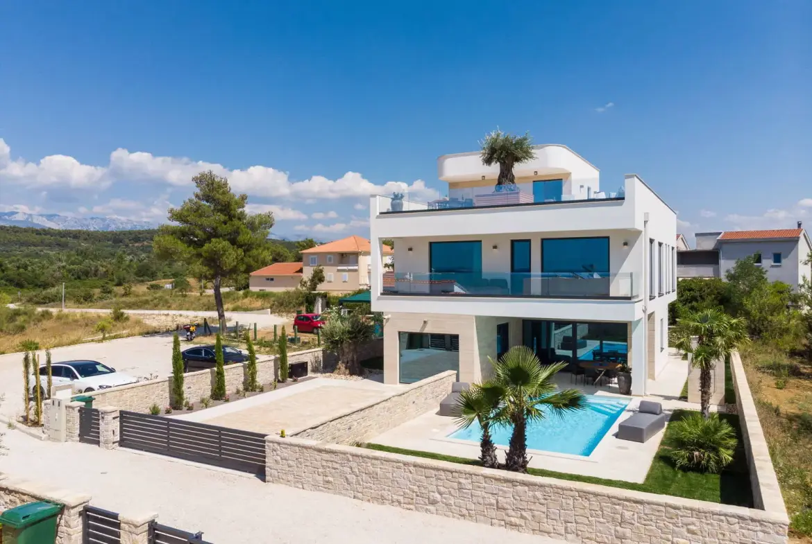Discover Understated Luxury in Ražanac—Impeccable 2020 Dalmatian Coast Residence with 560 m², 10 Rooms, 4 Beds & 5 Baths Near Zadar Beaches and Marinas