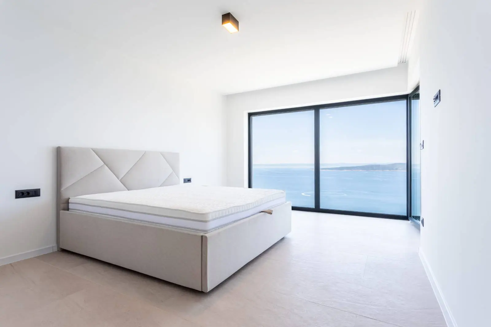 Exclusive new building with fantastic panoramic sea views
