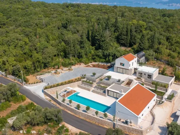An exceptional complex of villas with an outdoor pool and a large estate, Đuraševići, Tivat