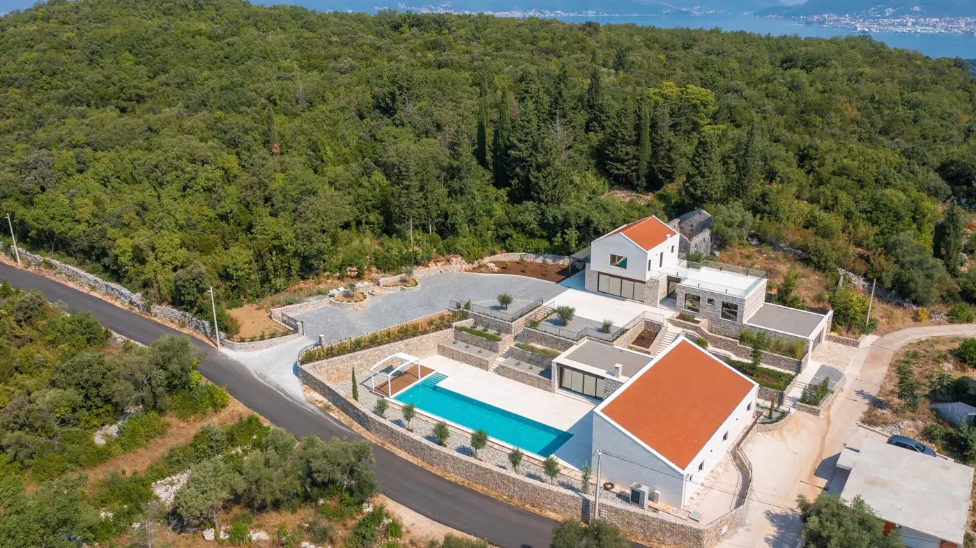 An exceptional complex of villas with an outdoor pool and a large estate, Đuraševići, Tivat