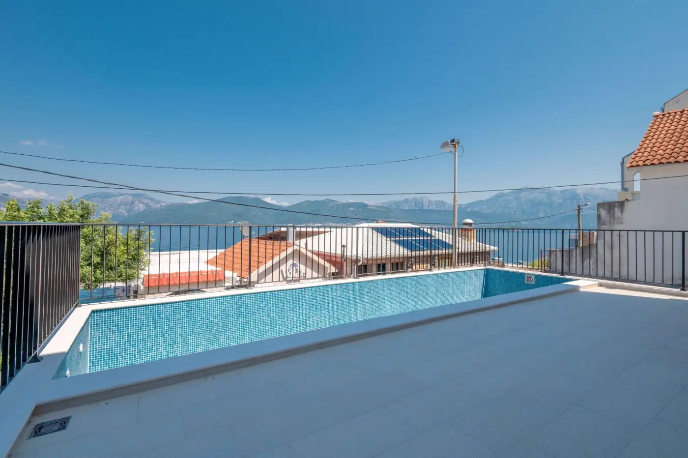 01-105 Newly built villa with pool and sea view, Krašići, Tivat
