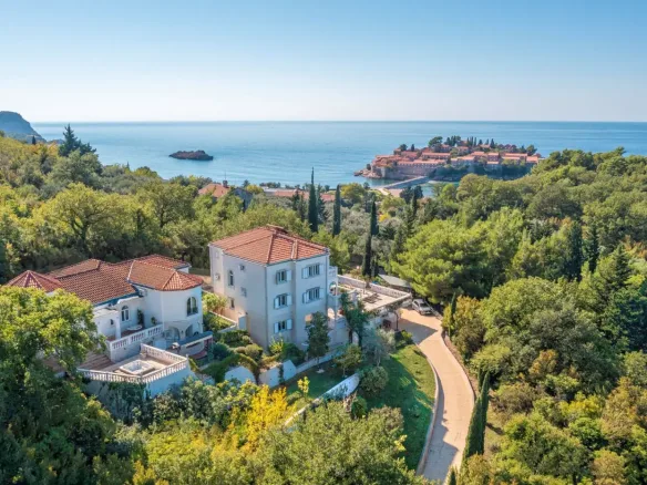 A complex of two villas in an elite location, Miločer, Budva