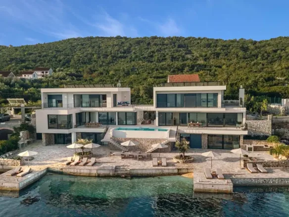 A unique villa with 40 m wide access to the sea, Đuraševići
