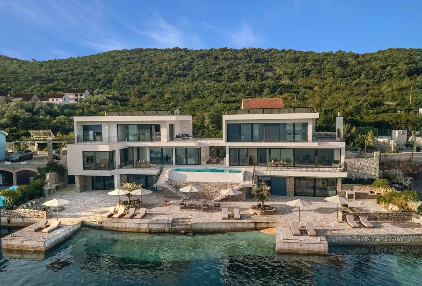 A unique villa with 40 m wide access to the sea, Đuraševići