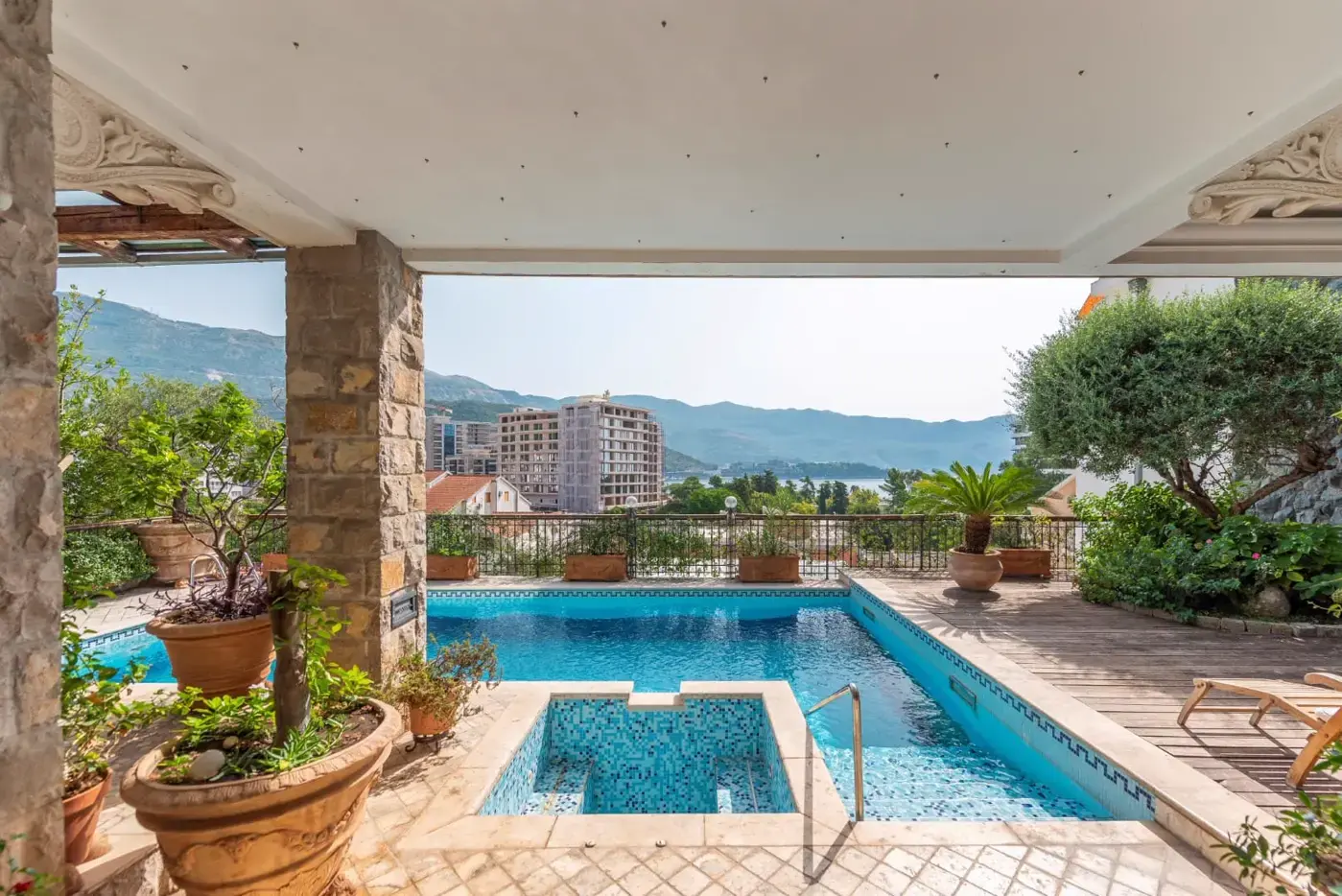 Stone villa with pool and sea view in the immediate vicinity of the Old Town, Budva