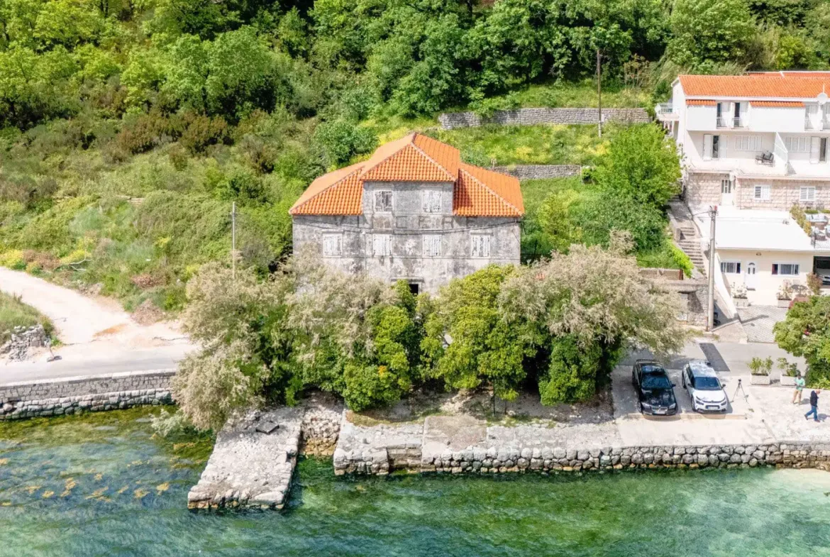 Stone palace for renovation on the first line to the sea, Prčanj