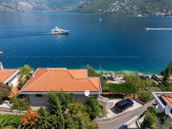 Villa in a complex on the first line to the sea, Kostanjica, Kotor