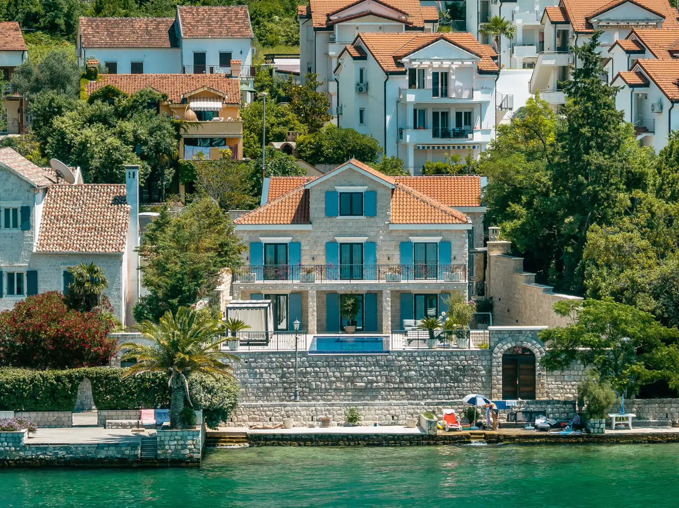 01-27 Stone villa on the first line to the sea, Ljuta, Kotor