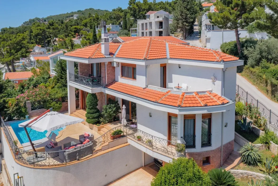 Villa with three apartments, Bar