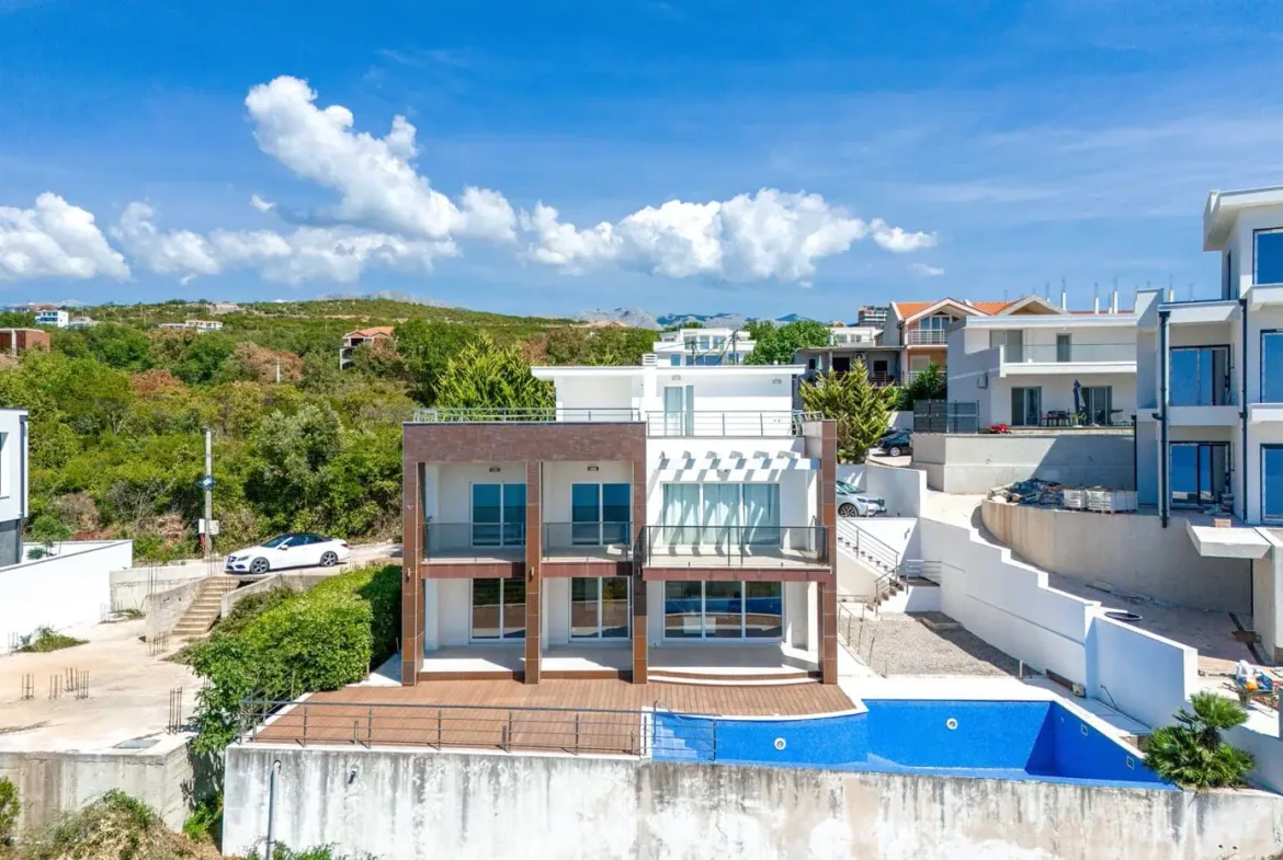 Villa with pool and open sea view