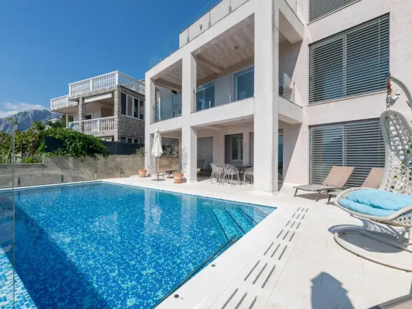 Luxuriously furnished six-room villa with private pool, Dobrota