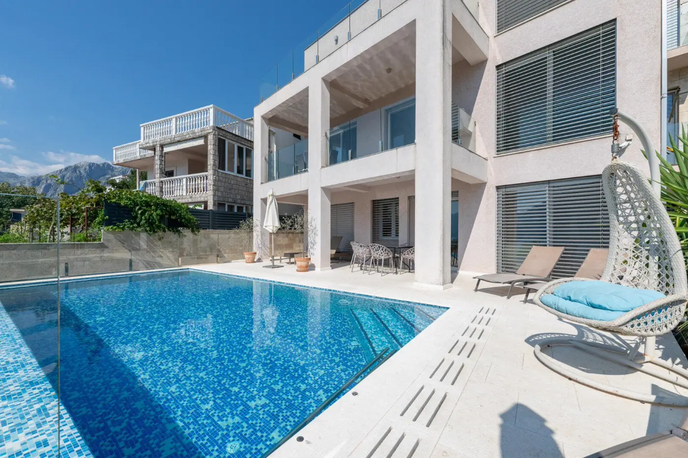 Luxuriously furnished six-room villa with private pool, Dobrota