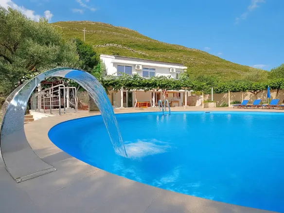 Villa with swimming pool on a plot of 1200m2, Katun Reževići, Budva