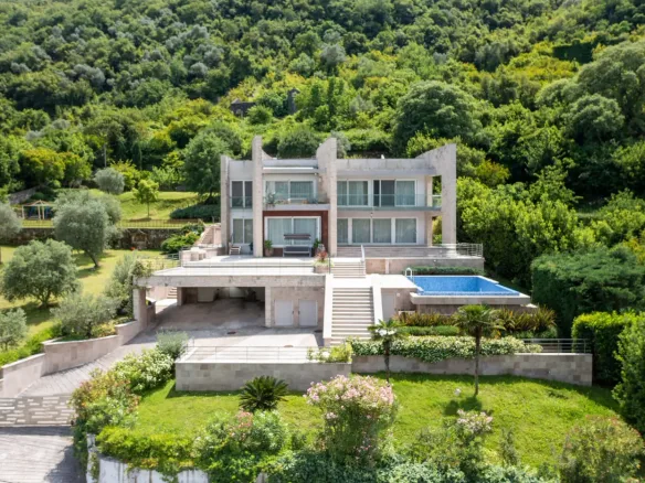 Villa Stoliv with a panoramic view of the sea, Kotor