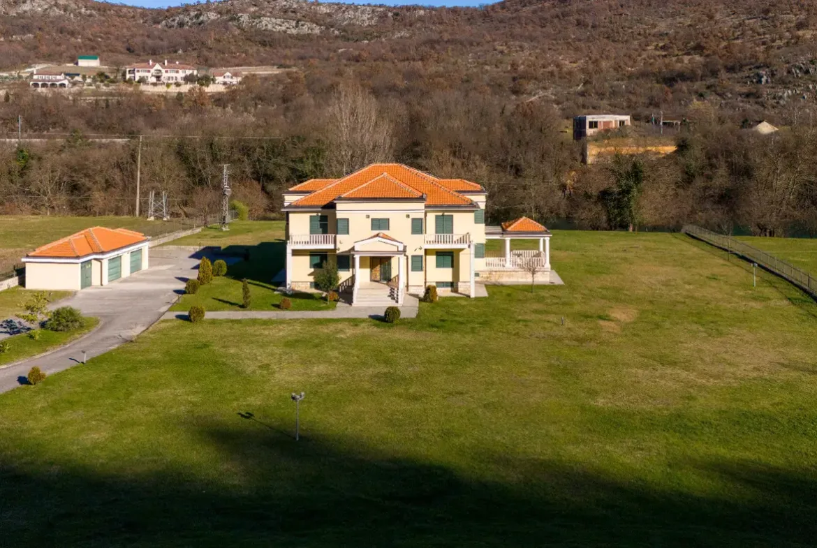 Family villa with a spacious property on the slopes of the Zeta river, Podgorica