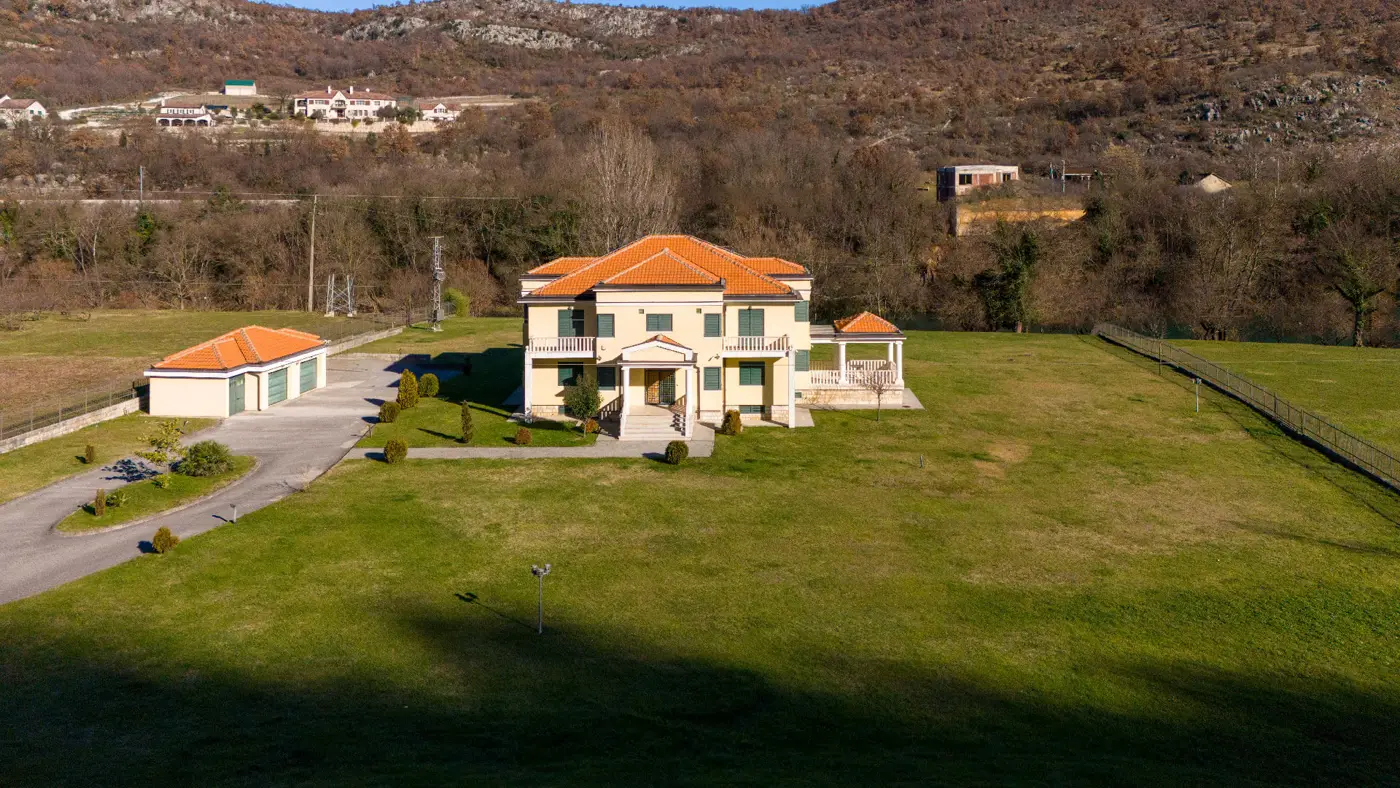 Family villa with a spacious property on the slopes of the Zeta river, Podgorica