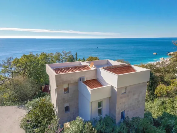 Villa with 4 bedrooms in the second row to the sea, Perazića Do, Budva
