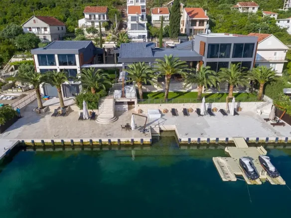 Luxurious complex of villas with a private pontoon, Đuraševići, Tivat