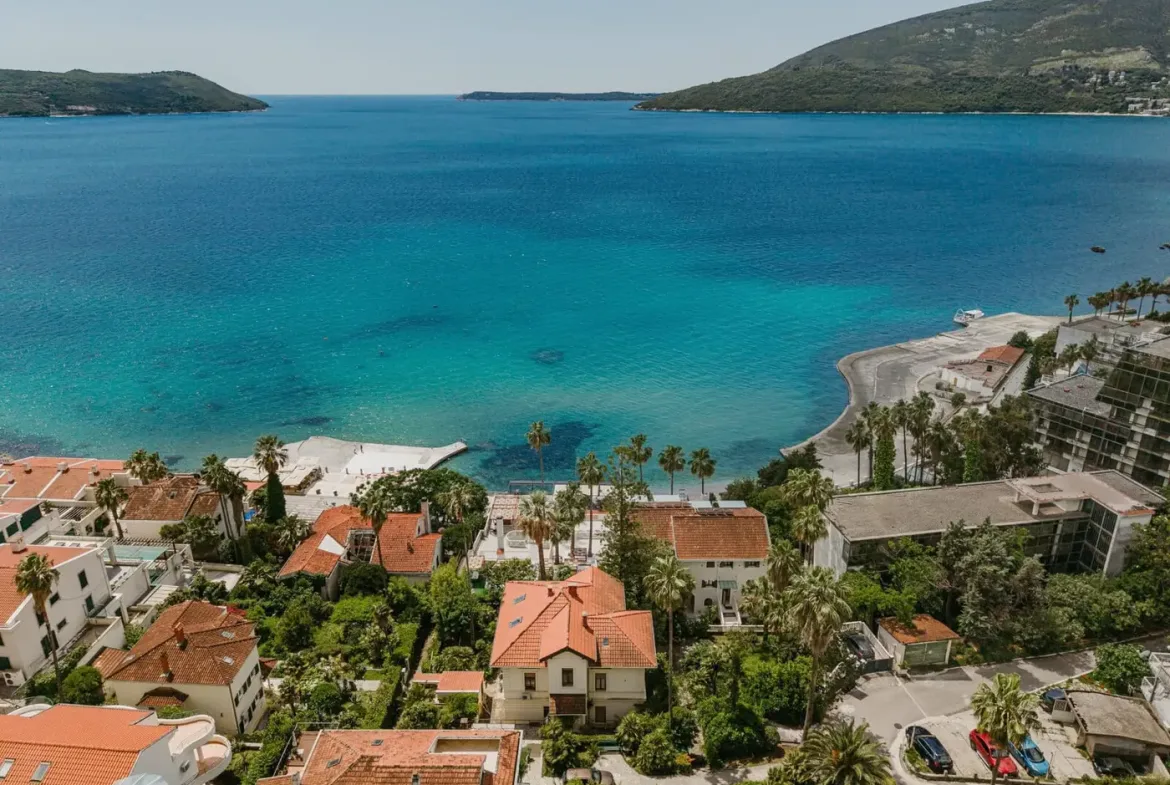 Authentic villa with a spacious garden, Herceg Novi, Savina