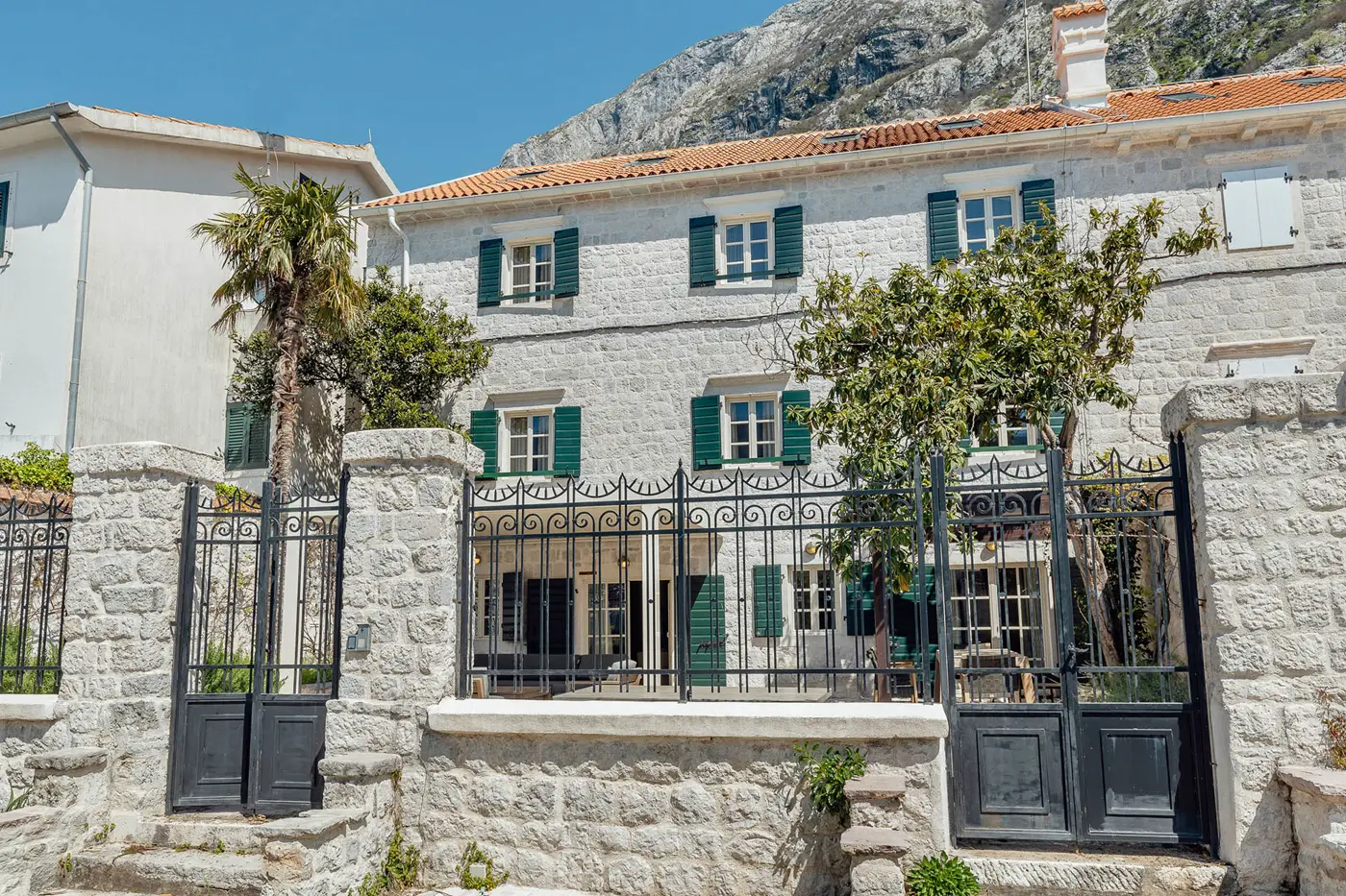 01-84 Luxuriously renovated stone villa with pontoon, Dobrota, Kotor