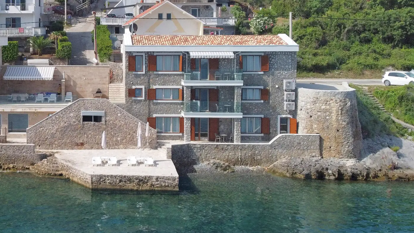 New villa with 3 apartments on the first line to the sea, Tivat, Krašići