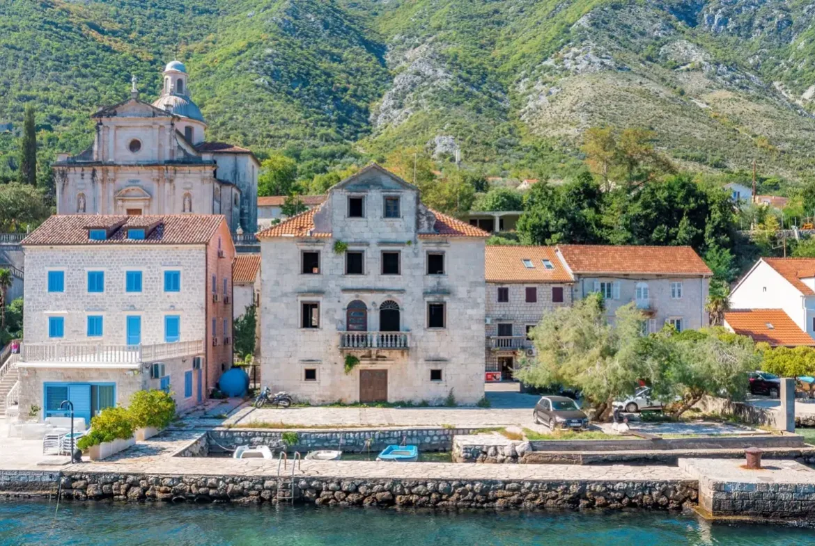 Palata Beskuća – historical stone villa for reconstruction, Kotor