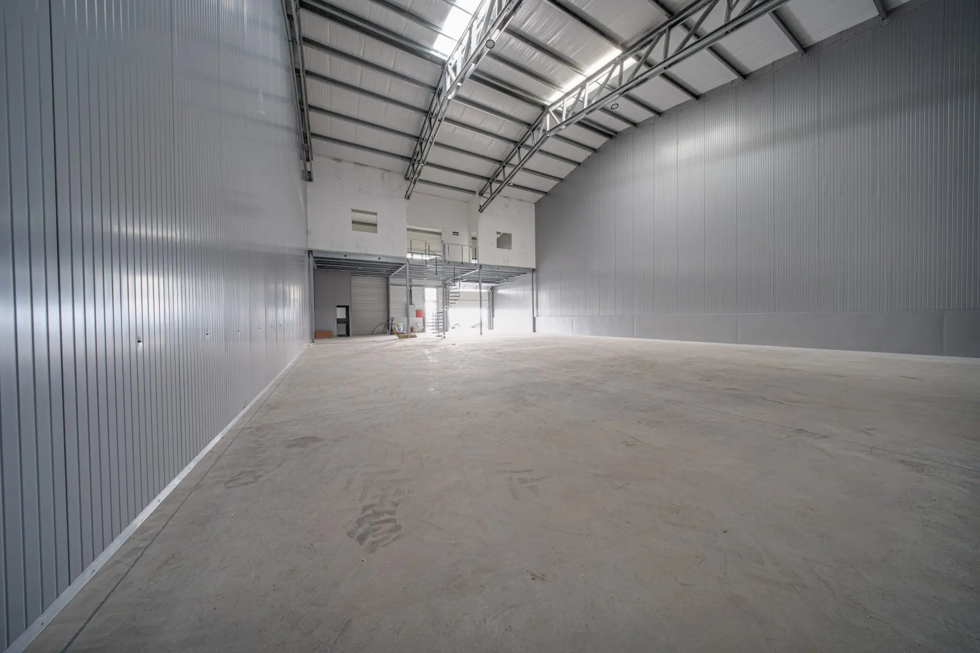 01f9da5a0eaa25318341f5fb209f5626 Newly built warehouse premises are for sale in the village of Lozen, at the Act 14 stage