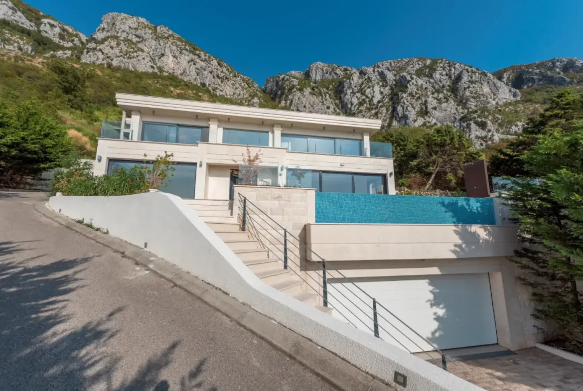 Modern villa with swimming pool and garage for two vehicles, Budva, Tudorovići