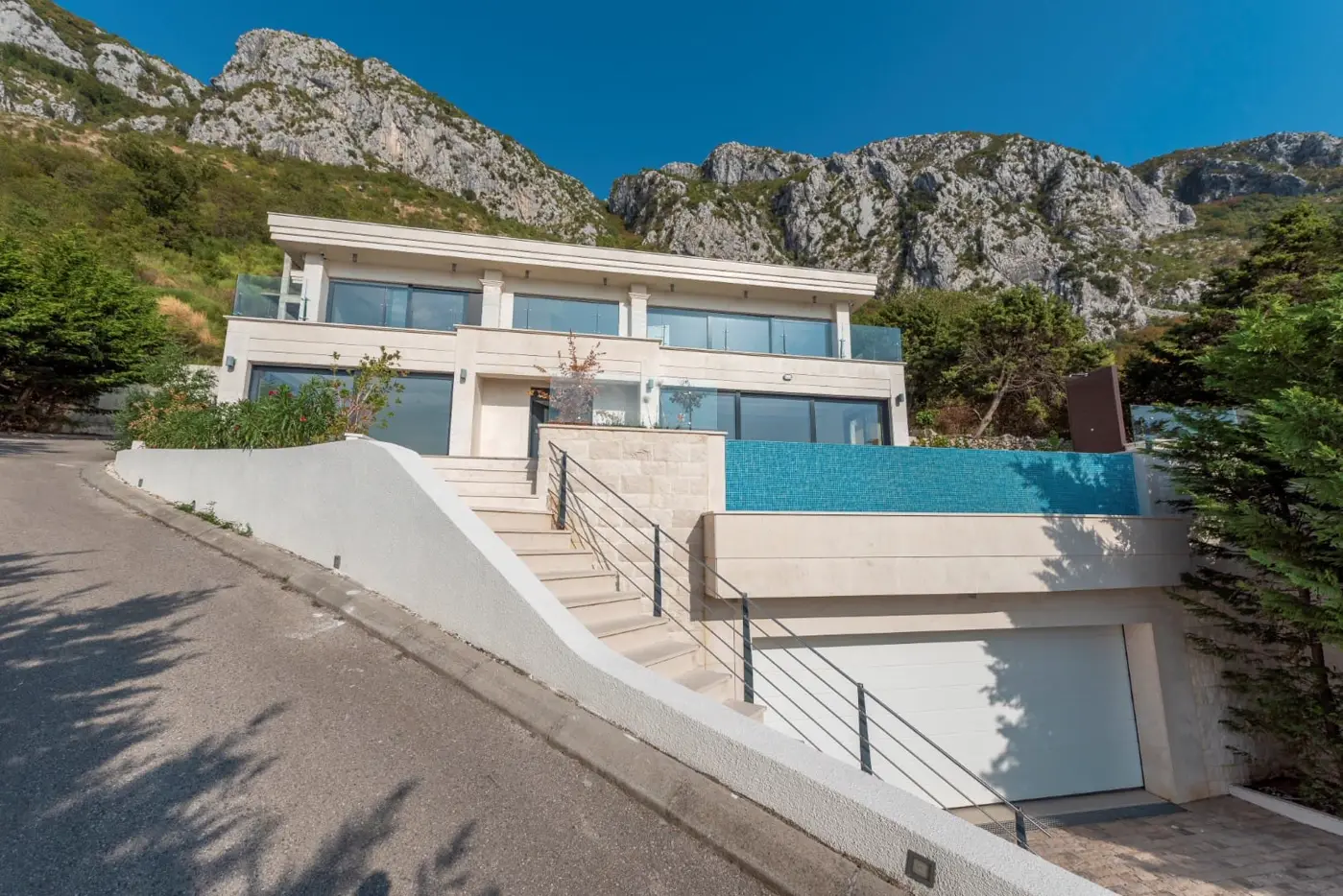 Modern villa with swimming pool and garage for two vehicles, Budva, Tudorovići