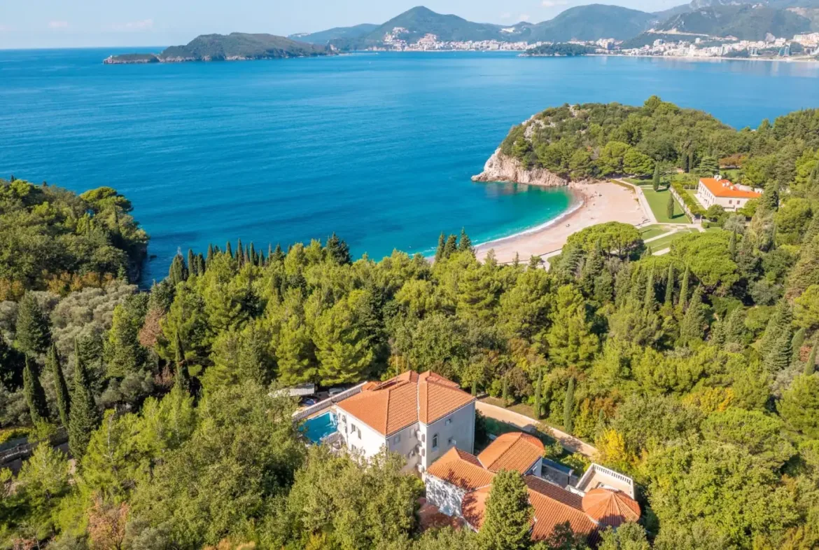 A complex of two villas in an elite location, Miločer, Budva