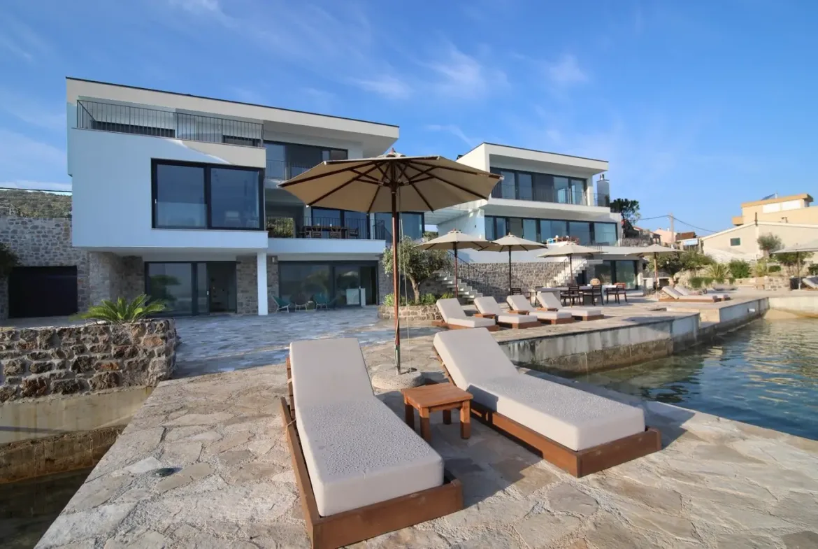 A unique villa with 40 m wide access to the sea, Đuraševići
