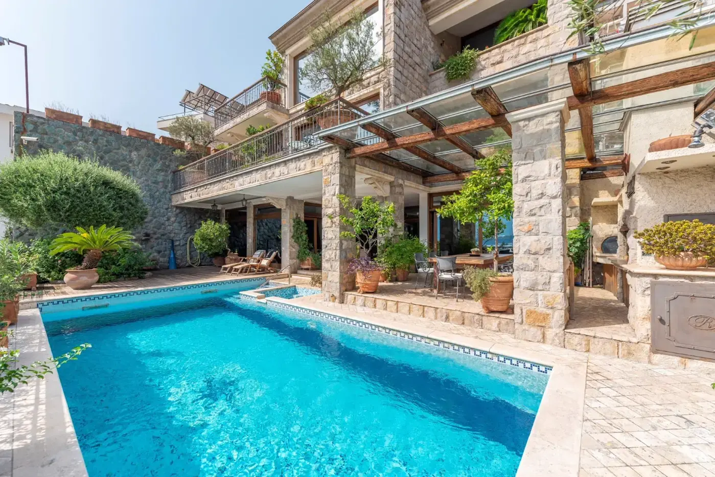 Stone villa with pool and sea view in the immediate vicinity of the Old Town, Budva