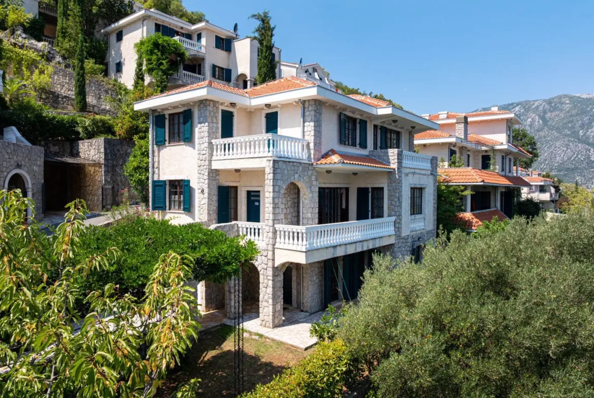 Villa in a complex on the first line to the sea, Kostanjica, Kotor
