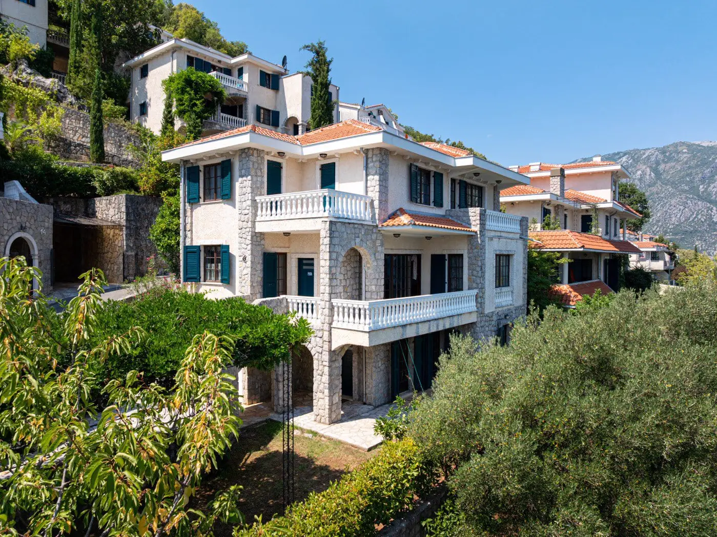 Villa in a complex on the first line to the sea, Kostanjica, Kotor