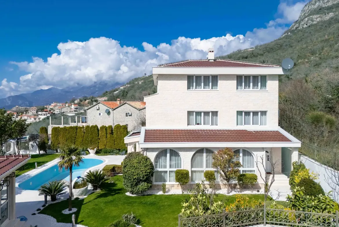 Exclusive residential villa with pool and panoramic sea view, Blizikuće, Budva